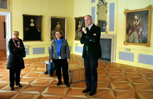 Fr. Szczepanski, Fr. schäfer-Junker, Herr Kirschstein im Hofdamen-Gemälde-Saal